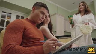 Семейный трэш: зять трахает симпатичную тёщу, а потом кончает в жену